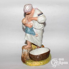 Скульптура "Крестянка, кормящая ребенка"